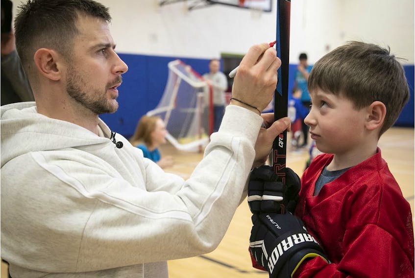  Canadiens’ Tomas Tatar gives guidance to Jackson Seidman on how to choose the right length of stick.