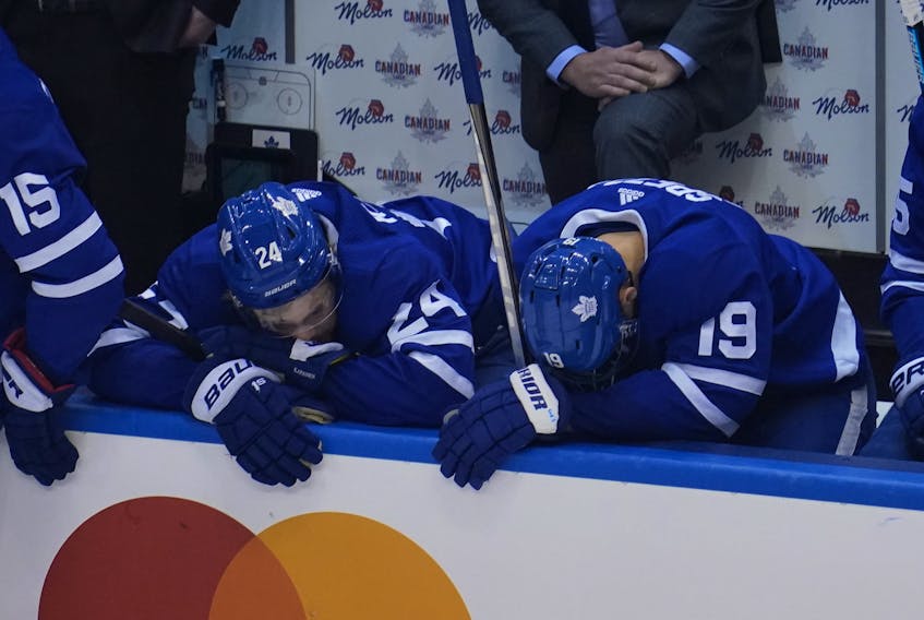 Toronto Maple Leafs forward Kasperi Kapanen (left) and Jason Spezza sit on the bench after Sunday's loss.