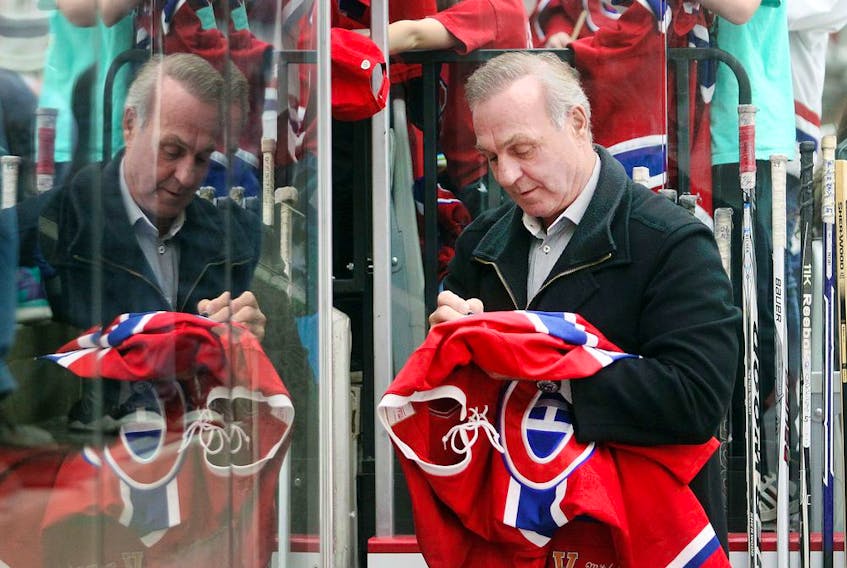  Canadiens Hall of Famer Guy Lafleur signs autographs for fans before alumni game in Calgary on Dec. 3, 2015.