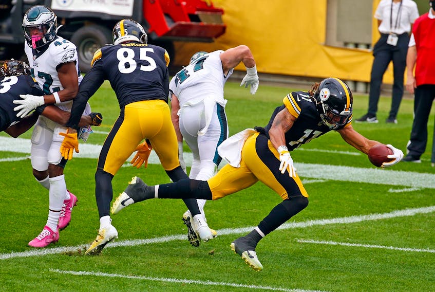Steelers WR Chase Claypool scores one of his four TDs against Philadelphia.
