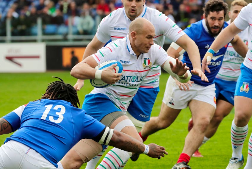 Italy's Sergio Parisse in action with France's Mathieu Bastareaud at the Six Nations Championship in Rome on March 16, 2019. - Ciro De Luca / Reuters