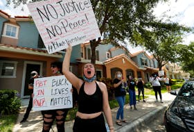 Protesters react to the news of the arrest of former Minneapolis police officer Derek Chauvin, who was recorded with his knee on the neck of African-American man George Floyd before his death, outside his Florida home in the Windermere neighbourhood of Orlando, Fla., May 29, 2020. - Scott Audette / Reuters