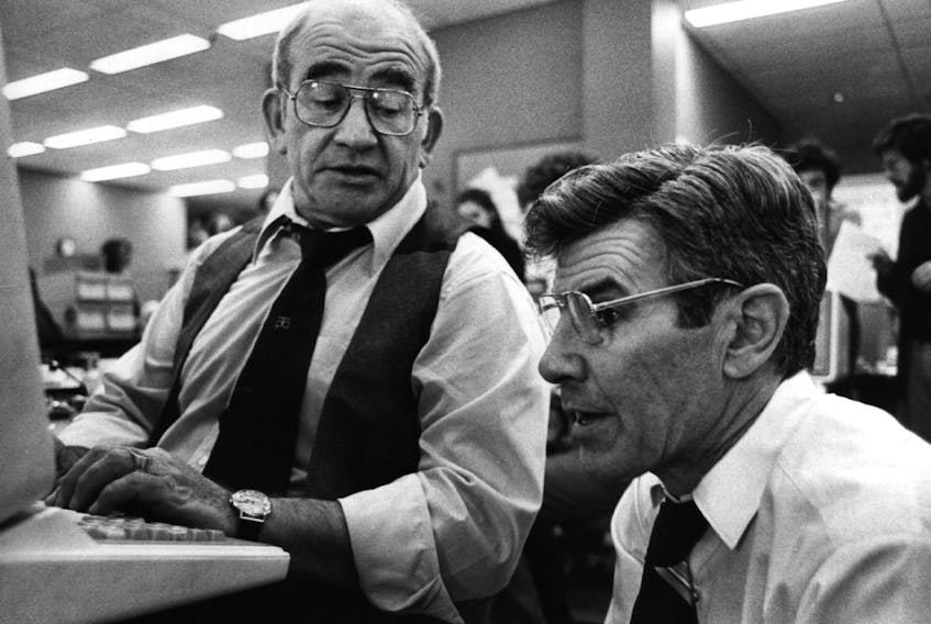  Ed Asner, star of the Lou Grant Show, gets some writing pointers from Peter Worthington during a visit to the Toronto Sun newsroom in 1979