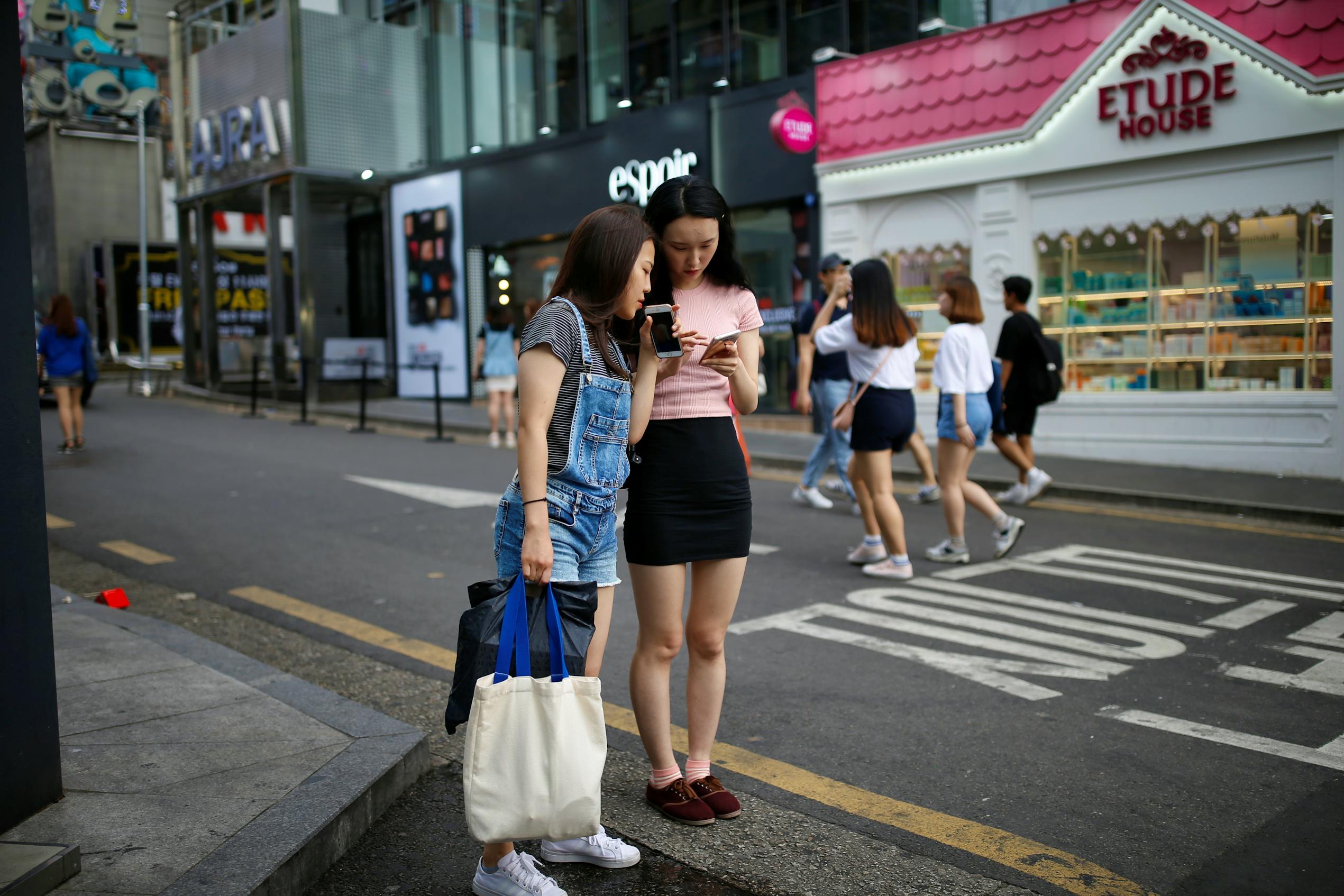 Можно ли поехать в корею. Хондэ Сеул. Южная Корея люди на улицах. Южная Корея женщины на улице. Девушки Южной Кореи на улице.