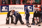  Flyers’ goalie Ron Hextall (left) tangles with Leafs’ goalie Felix Potvin.