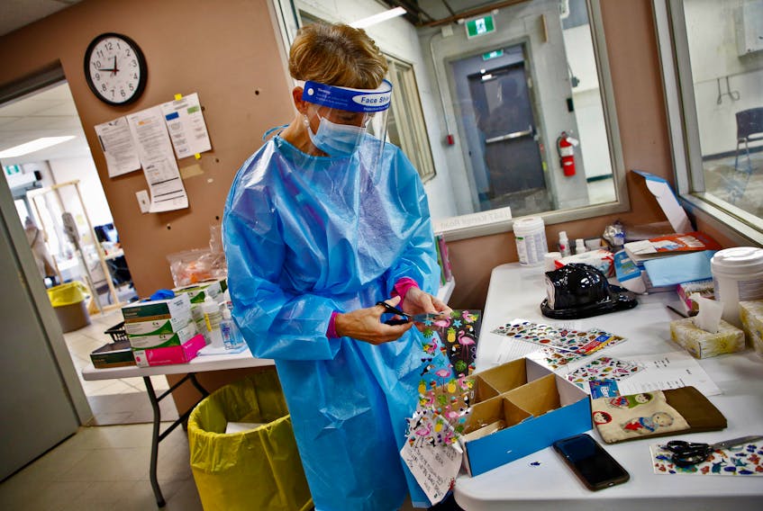 FOR FILE:
A nurse cuts stickers from a sheet, to give to children that come for testing at a COVID19 full PCR testing site on Kempt Road in Halifax Wednesday November 17, 2021.

TIM KROCHAK PHOTO