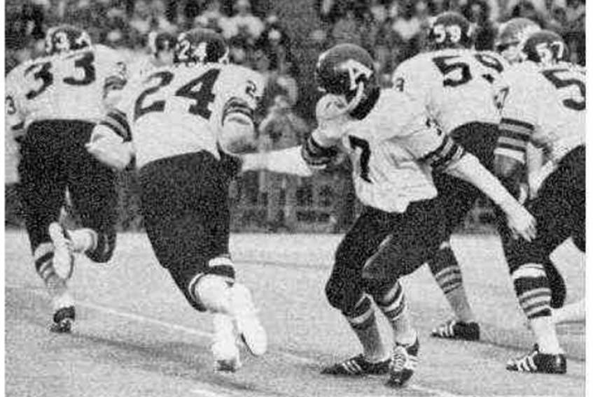 Leon McQuay, 24, takes a handoff from fellow Toronto Argonaut Joe Theismann,7, during their 1971 Grey Cup defeat to the Calgary Stampeders.