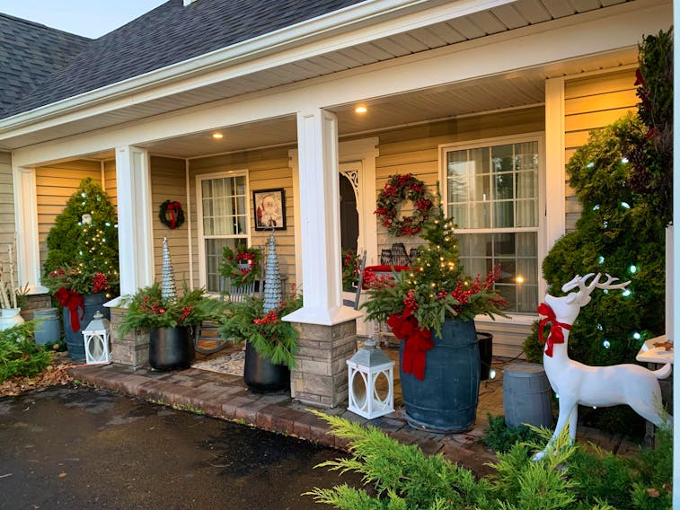 DIY secrets to ensure your outdoor Christmas decor can withstand ...