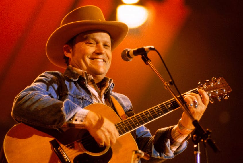 Country singer Stonewall Jackson, the Grand Ole Opry's most senior member, has died at the age of 89. 
