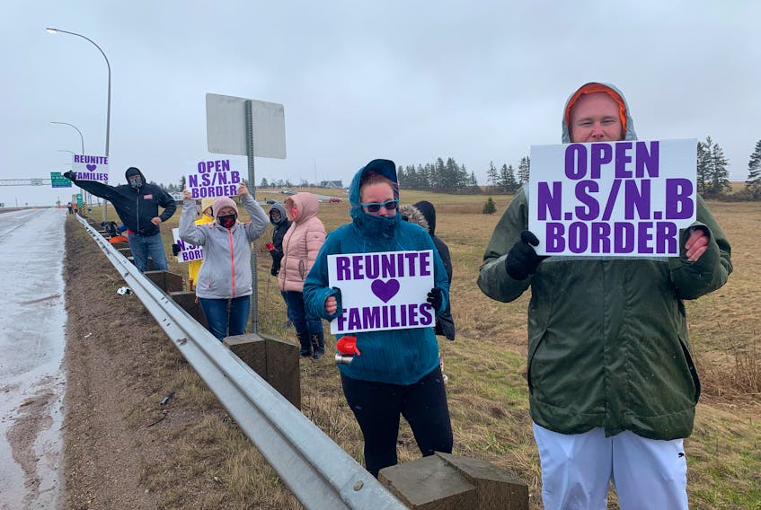 A group of Nova Scotia residents gathered at the province’s border on Sunday to call on the premiers of Nova Scotia and New Brunswick to reopen the border as soon as possible. They were joined by a group of people doing the same thing on the New Brunswick side of the Missaguash River.
