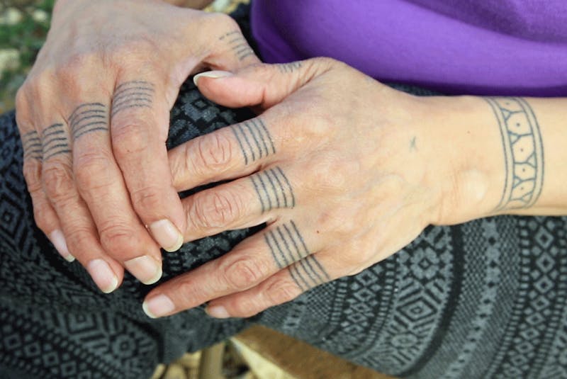  Nancy Angulalik’s hands and wrists show her kakiniit, or traditional Inuit tattoos. - Kaitlyn  Van De Woestyne