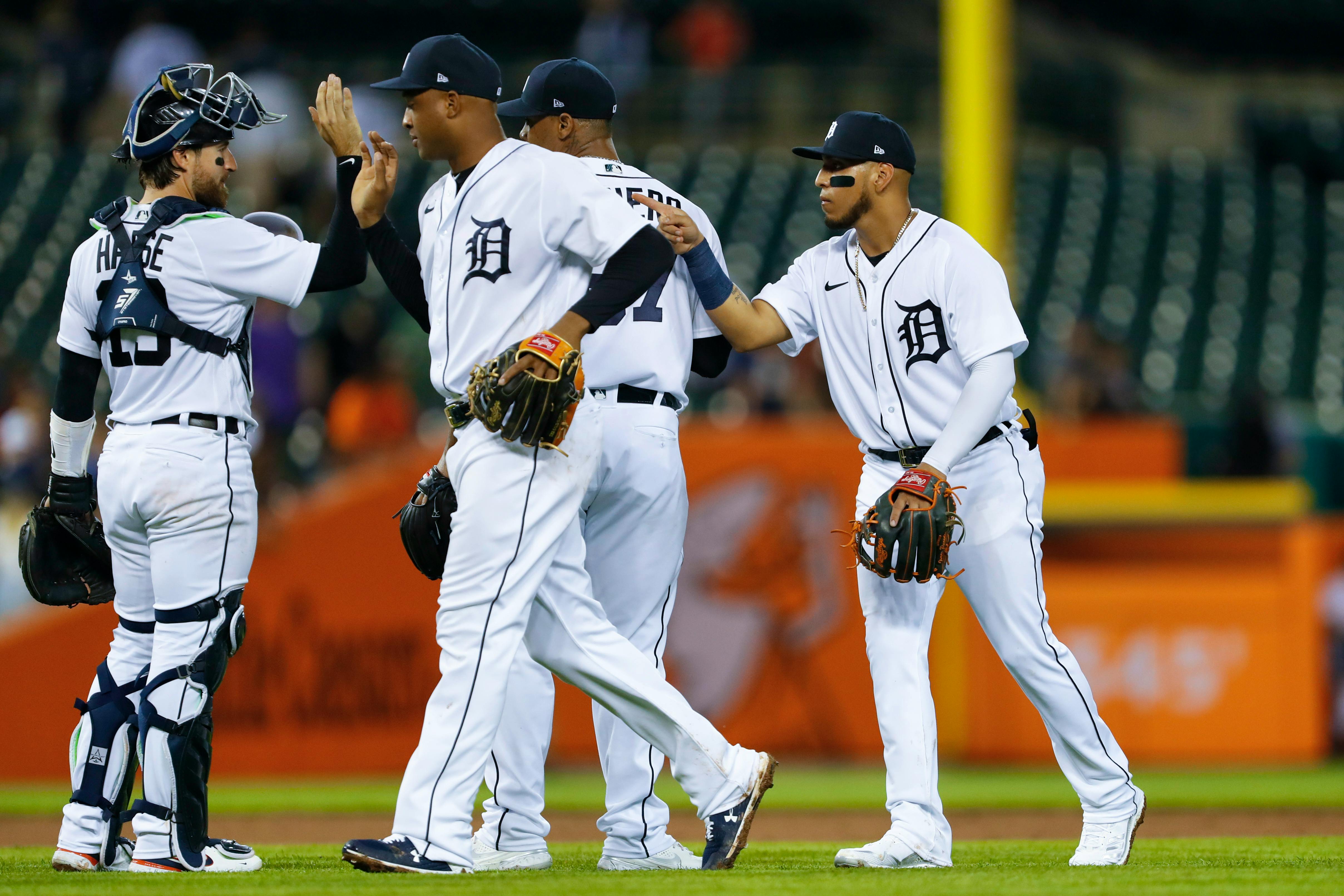 Tigers homer 3 times, hold on to beat Mariners 