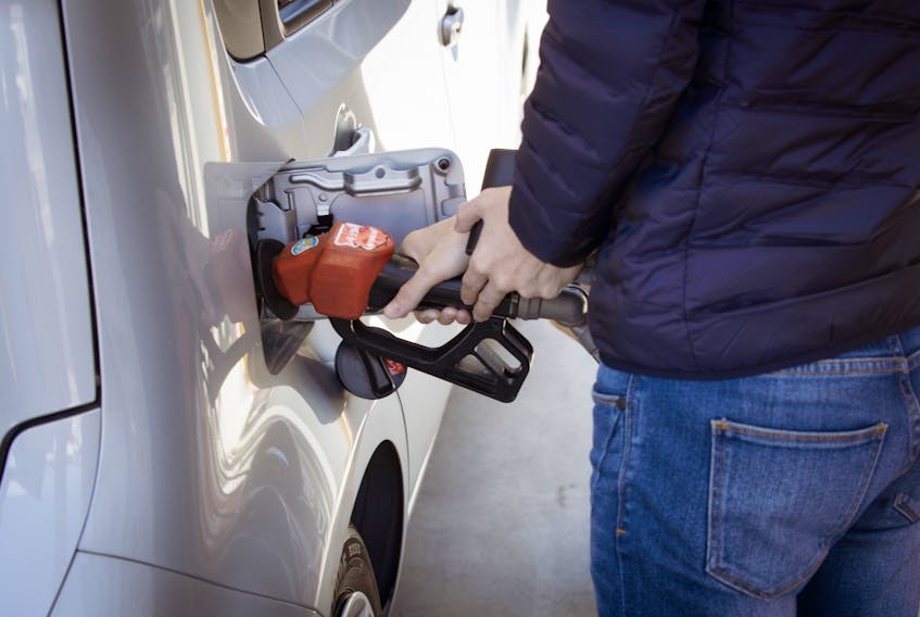 Prices at the pumps fell 1.4 cents per litre (cpl) on Thursday, decreasing the maximum allowable retail price for self-serve regular unleaded gasoline 153.4, the first drop since June 17.