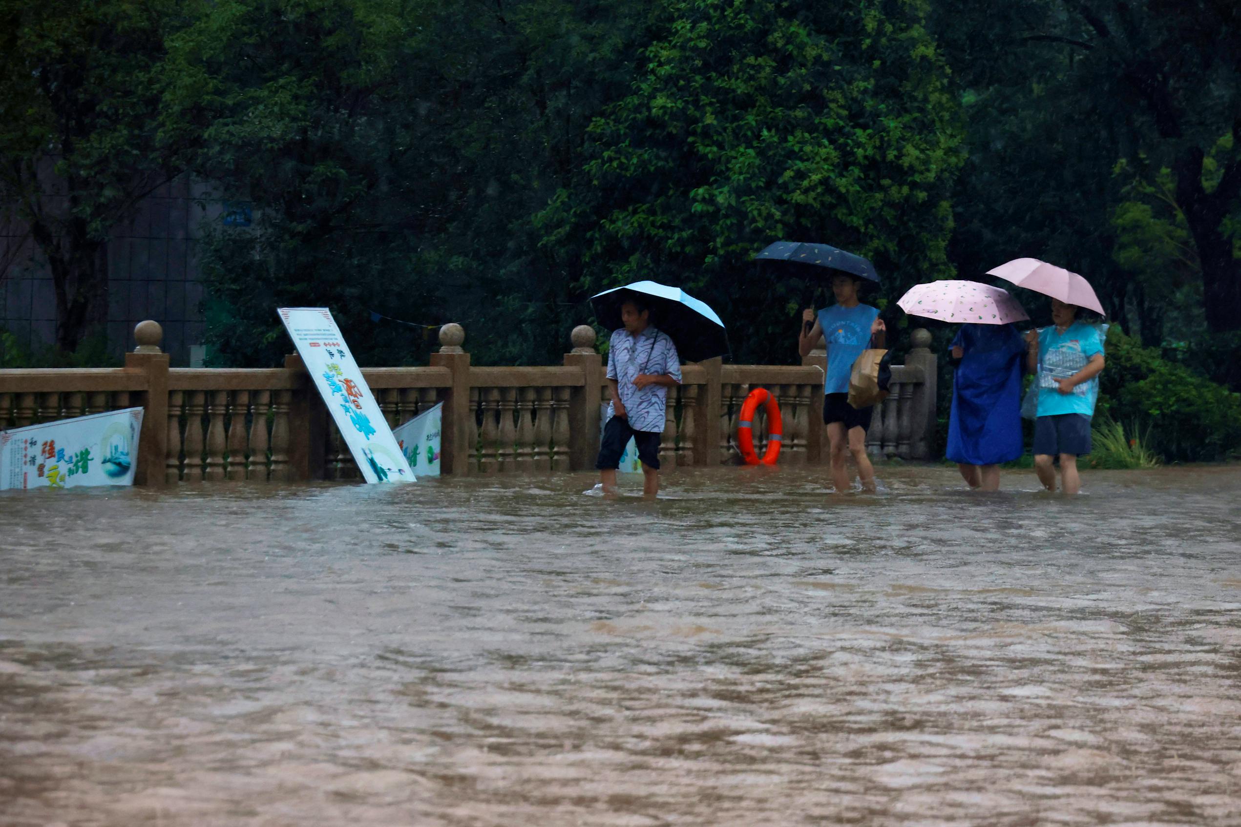 Дождь на китайском. Дождь в Китае. Фотографии страшных наводнении. Город Чжухае провинция Гуандун в Китае.