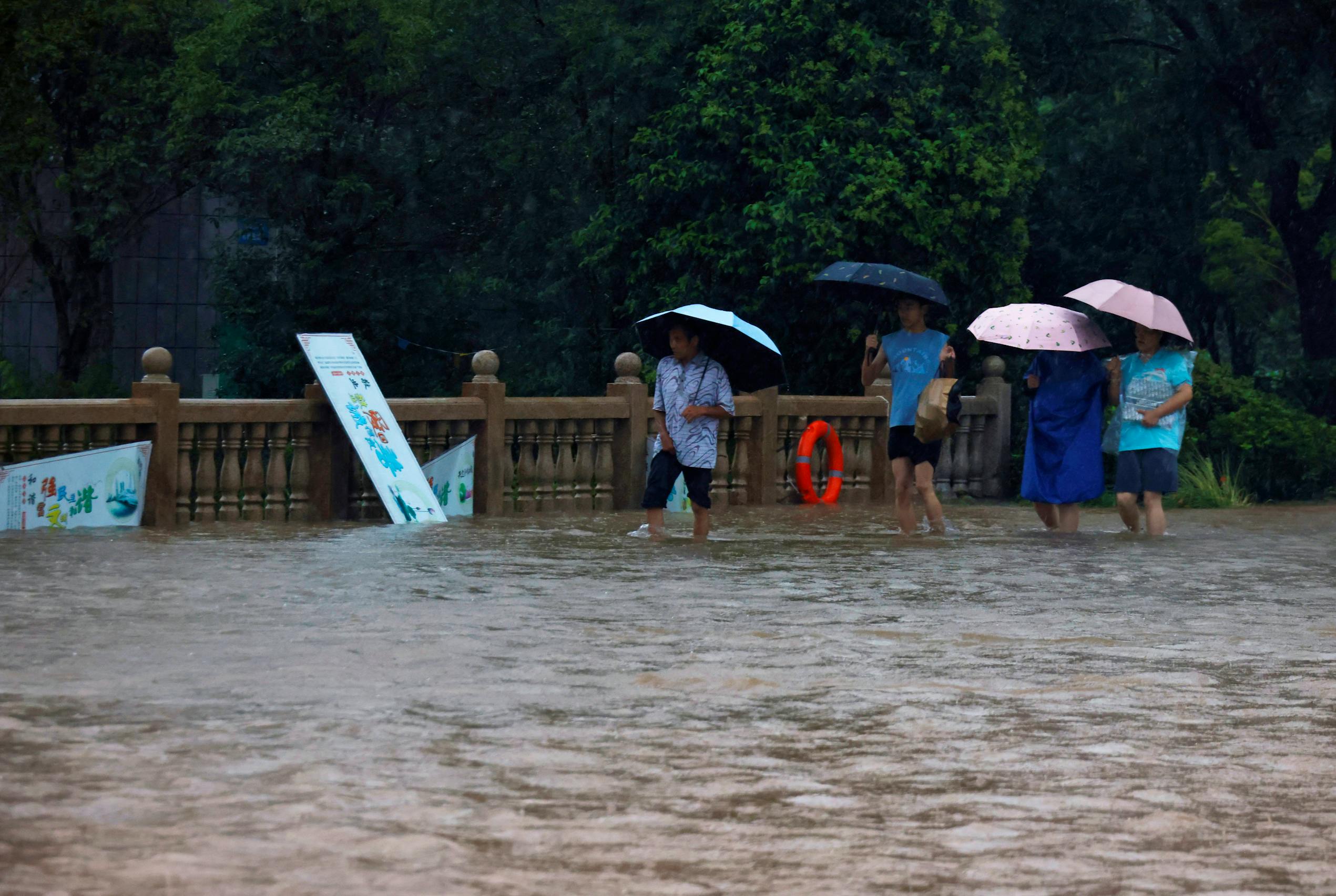 Дождь в Китае. Фотографии страшных наводнении. Город Чжухае провинция Гуандун в Китае.