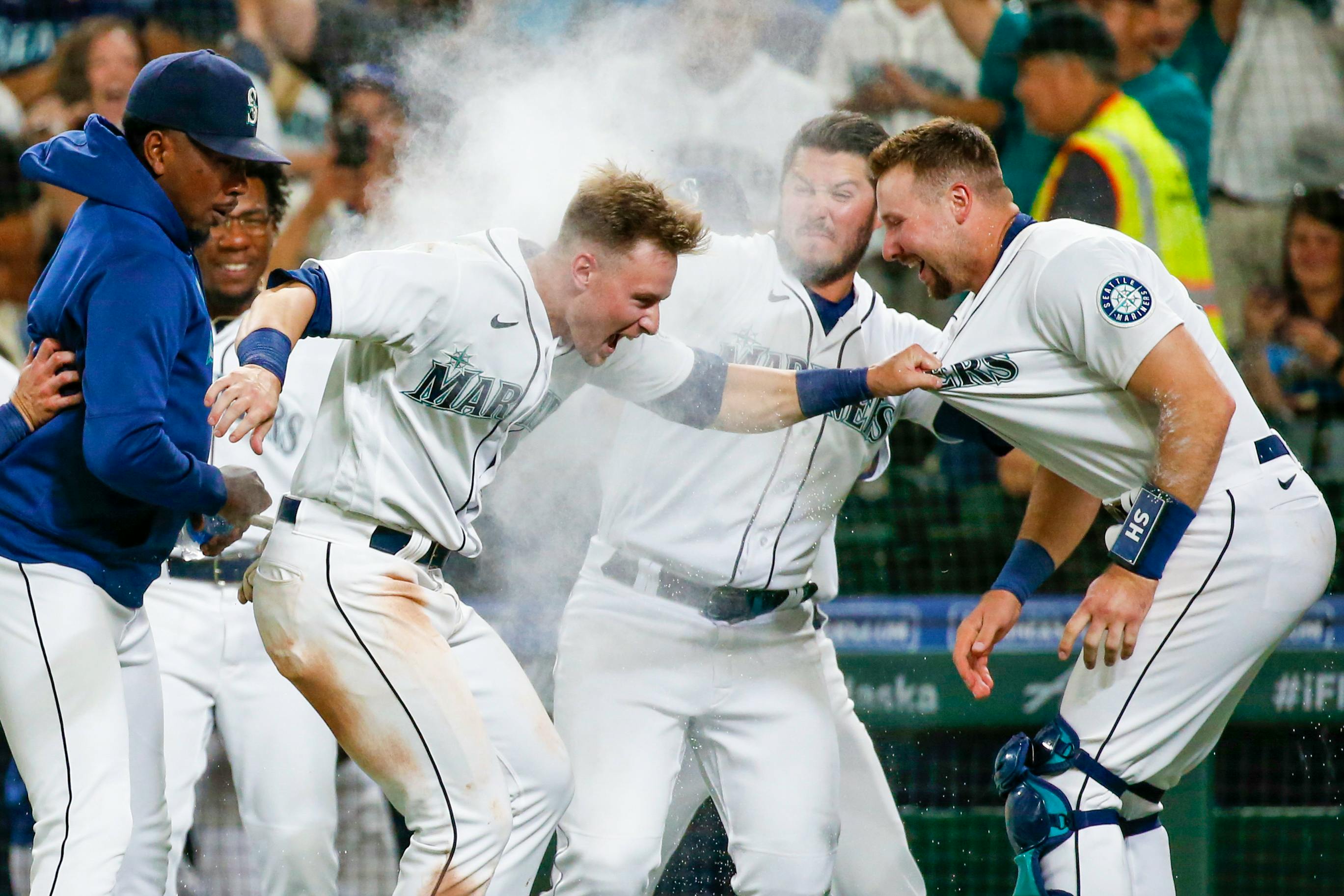 Mitch Haniger almost defeats Oakland Athletics, gets helping hand from  Chaos Ball, Mariners win 5-4 - Lookout Landing