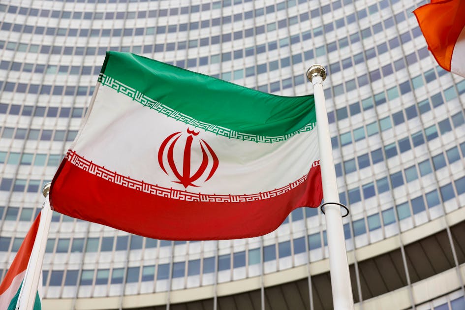 Ес иран. Иран Азербайджан. Санкции против Ирана. США Иран флаг. Граждане Ирана.