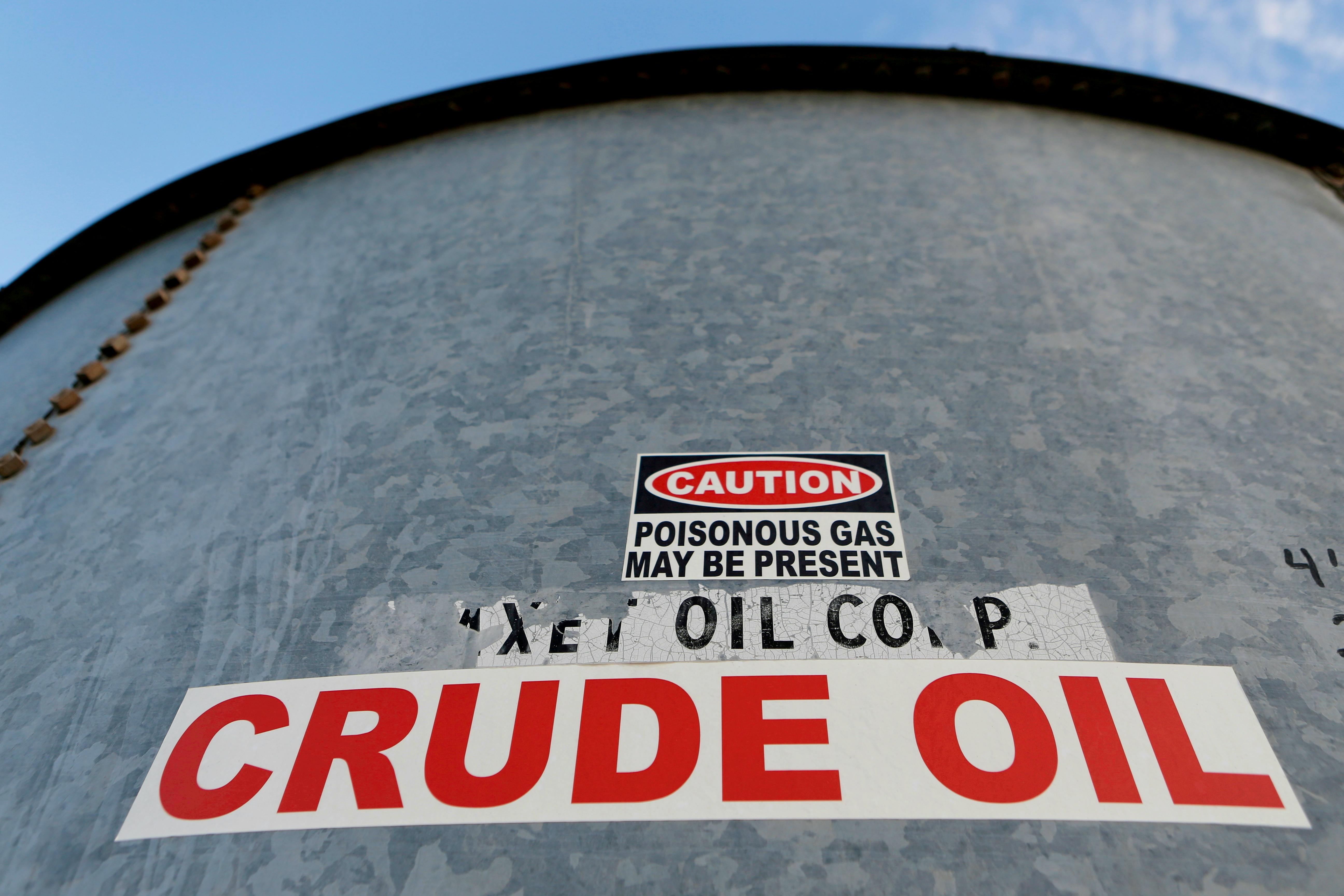 Oil falls on U.S. crude stock build, Delta variant spread