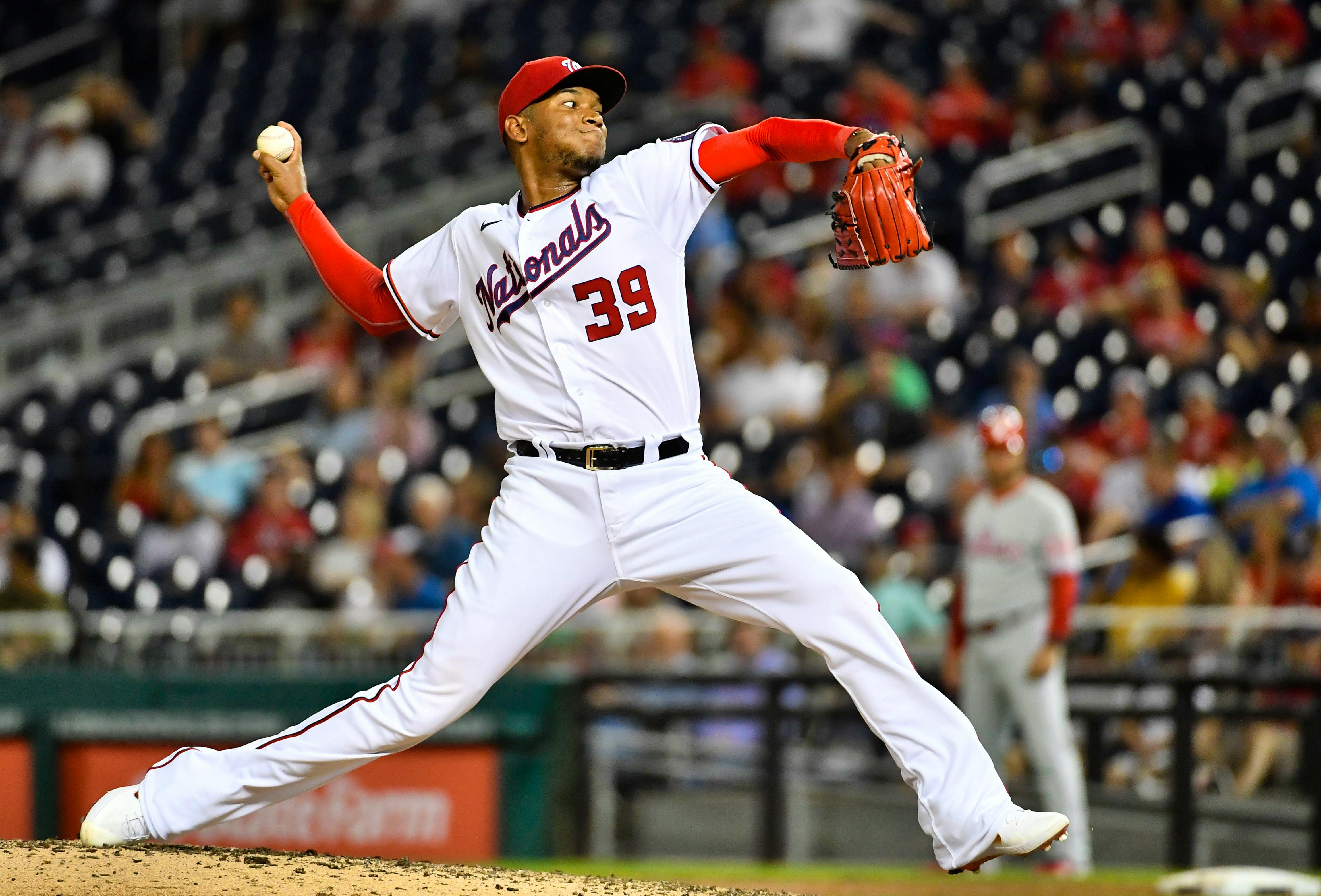 Rhys Hoskins, Bryce Harper propel Phillies to Game 3 win