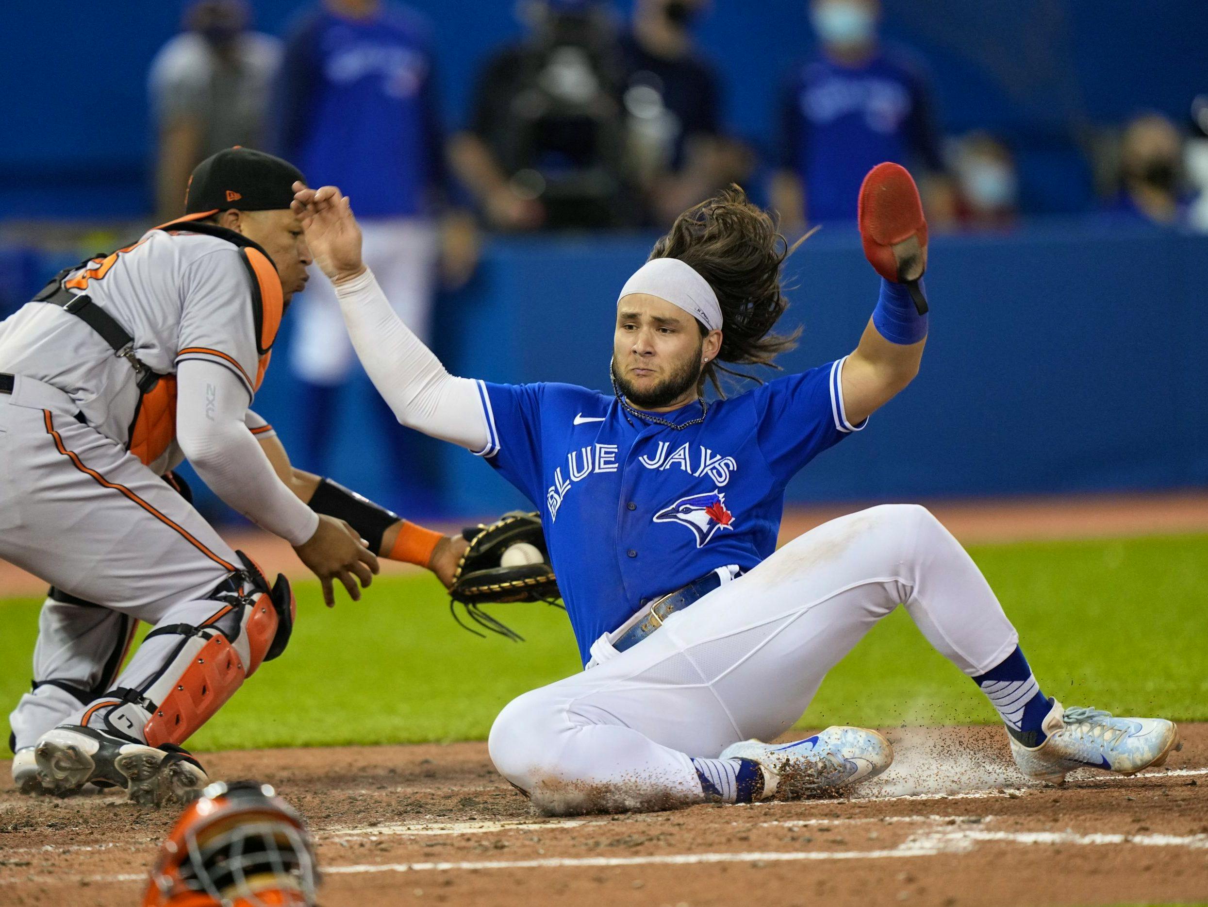 Blue Jays SS Bo Bichette leaves game against Orioles because of sore right  knee