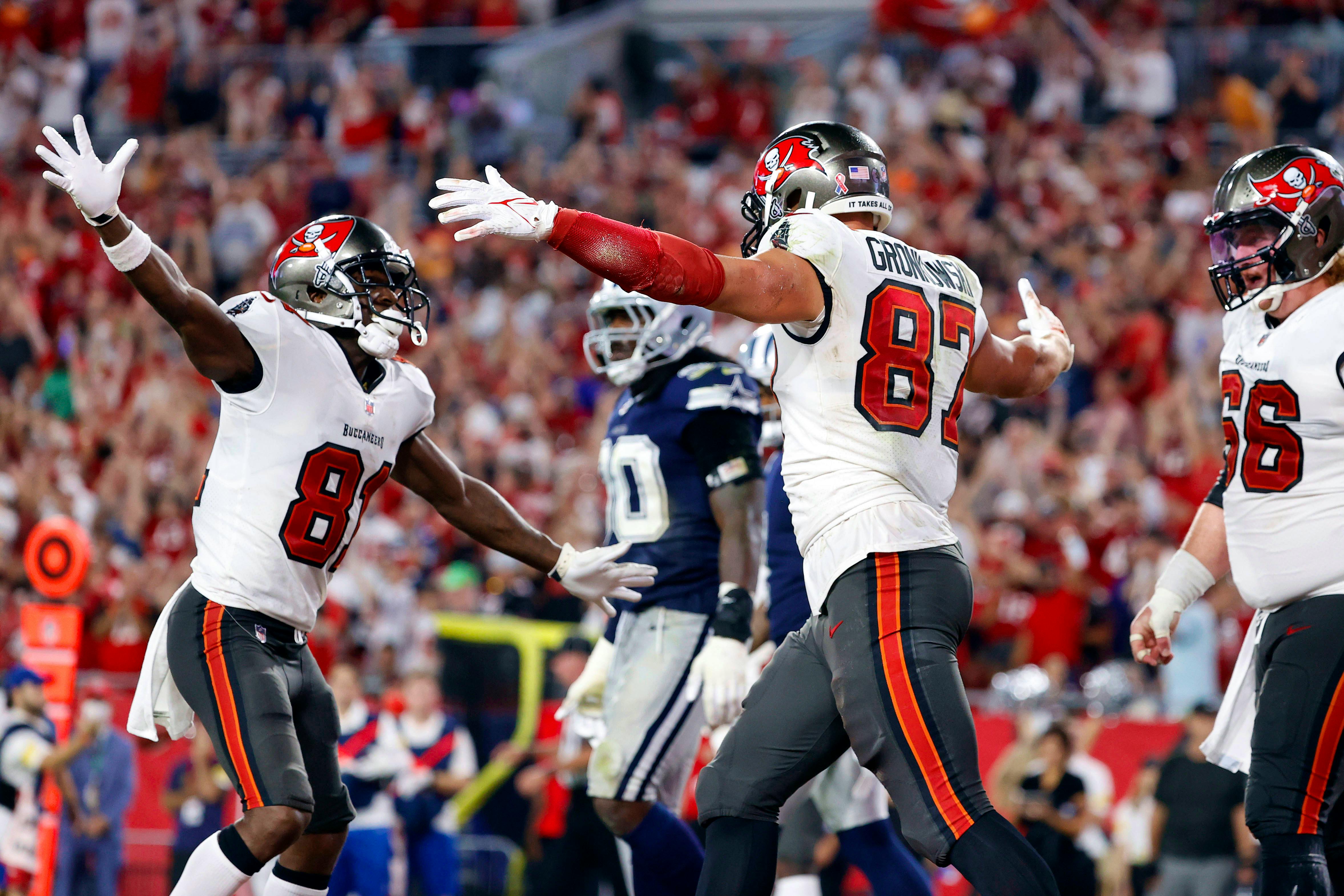 Brady throws for 379 yards, 4 TDs, Bucs beat Cowboys 31-29