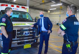 Nova Scotia Premier Tim Houston, centre, speaks with EHS paramedics Adam Hussey, left and Tyler MacCusic on Monday. Chris Connors/Cape Breton Post