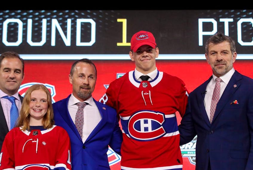Jesperi Kotkaniemi poses with (from left to right) team owner/president Geoff Molson, assistant general manager Trevor Timmins and GM Marc Bergevin after being selected with the No. 3 overall pick at the 2018 NHL Draft in Dallas.
