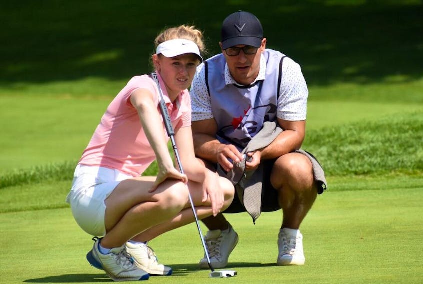 Katy Rutherford analyzes a putt at the 2021 DCM PGA Women’s Championship of Canada with the help of her boyfriend and caddie Rory Groom.