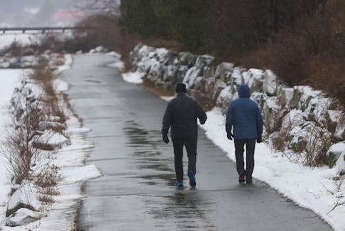 FOR DEMONT STORY:
Walkers are seen on a path at Lake Banook in Dartmouth Tuesday January 25, 2022.
TIM KROCHAK PHOTO