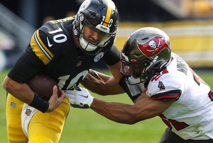 Oct 16, 2022; Pittsburgh, Pennsylvania, USA;  Pittsburgh Steelers quarterback Mitch Trubisky (10) runs the ball against Tampa Bay Buccaneers safety Antoine Winfield Jr. (31) during the fourth quarter at Acrisure Stadium. Pittsburgh won 20-18.  