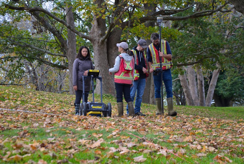 Boreas Heritage Consulting archeologist Sarah Beanlands, second from left, shows Micha Cromwell, a Mapannapolis committee co-ordinator, how to operate the ground-penetrating radar instrument during a search in Annapolis Royal on Oct. 24.
Mapannapolis