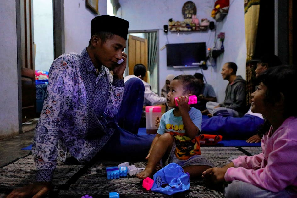 Mayat mereka ditemukan: Seorang penggemar Indonesia putus asa mencari keluarga setelah injak sepak bola