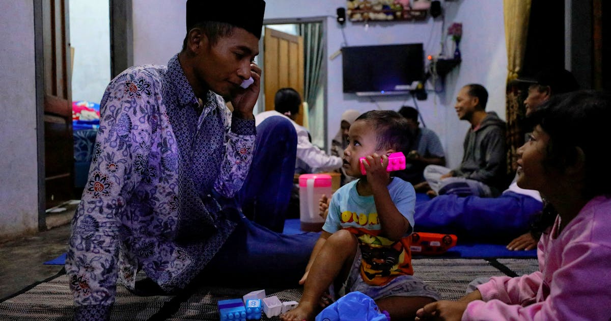 Mayat mereka ditemukan: Seorang penggemar Indonesia putus asa mencari keluarga setelah injak sepak bola