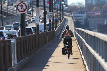 A cyclist heads towards Halifax taking the bike lane on the Macdonald Bridge in Dartmouth Tuesday, November 22, 2022.
TIM KROCHAK PHOTO