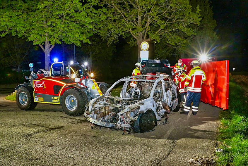 A Tesla engulfed by fire brought the Bietigheim Bissingen fire brigade into action during the night of April 18, 2022 in Germany. The flames from the Tesla, which was worth over $100,000 Cdn, spread to an older VW Golf. Two fire engines, two command vehicles and a water cannon were part of the massive fire-fighting operation. Another fire brigade came with a high-voltage roll-off container. - Karsten Schmalz / Imago via Reuters