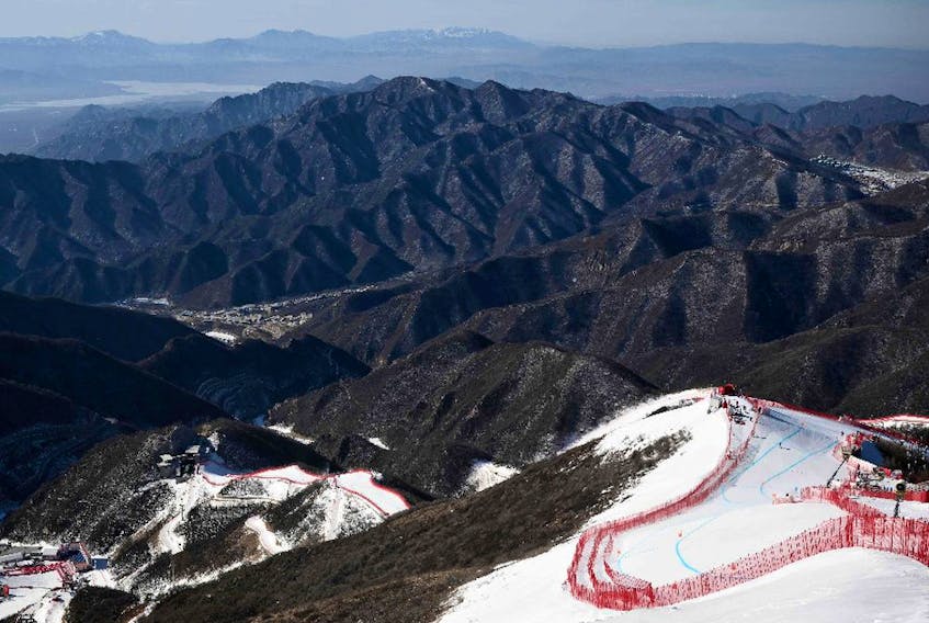 A general view show the course and snowless mountains before the start of the mens downhill third training session during the Beijing 2022 Winter Olympic Games at the Yanqing National Alpine Skiing Centre in Yanqing on February 5, 2022. (Photo by Jeff PACHOUD / AFP)