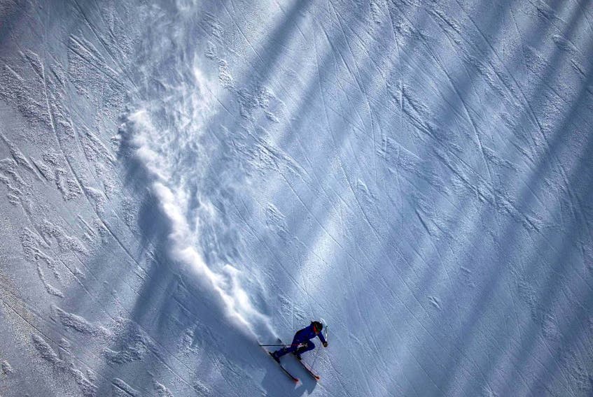  TOPSHOT – A skier practices for upcoming womens giant slalom final during the Beijing 2022 Winter Olympic Games at the Yanqing National Alpine Skiing Centre in Yanqing on February 6, 2022. (Photo by Dimitar DILKOFF / AFP)