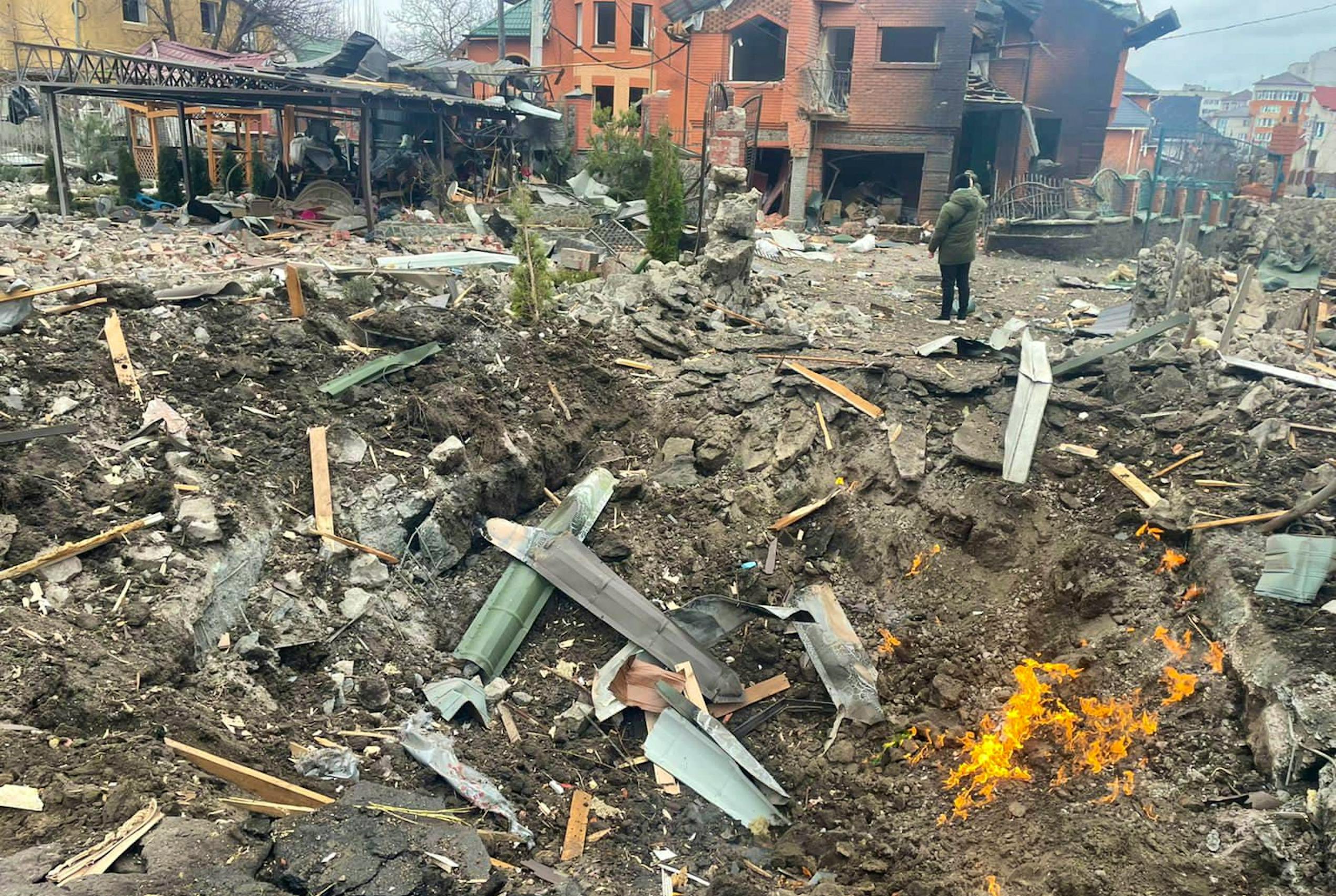 Бомбят киев сегодня последние новости. Разрушенный дом в Киеве. Разрушения на Украине. Украина после войны.