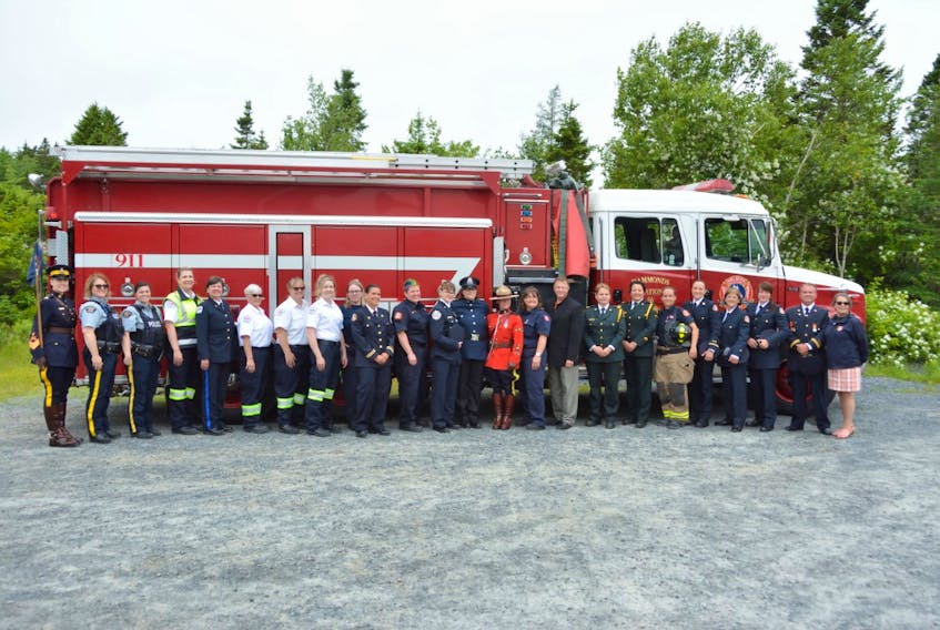 Instructors and volunteers of Camp Courage in front of a fire engine. - Andréa Speranza. 
