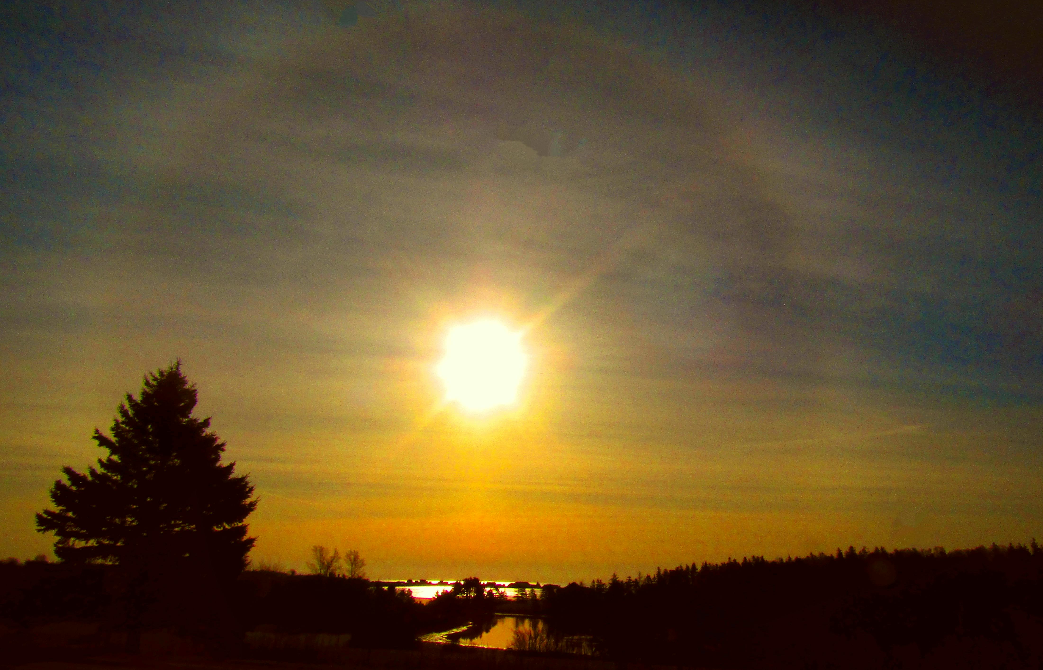 Tim Gallant caught a halo around the sun on setting day in North Rustico, P.E.I. -CONTRIBUTED