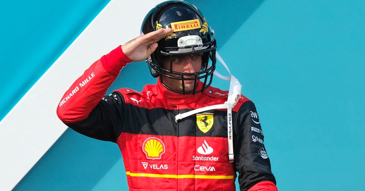 El piloto del Team Motor Racing-Ferrari Sainz sube al podio antes de regresar a España