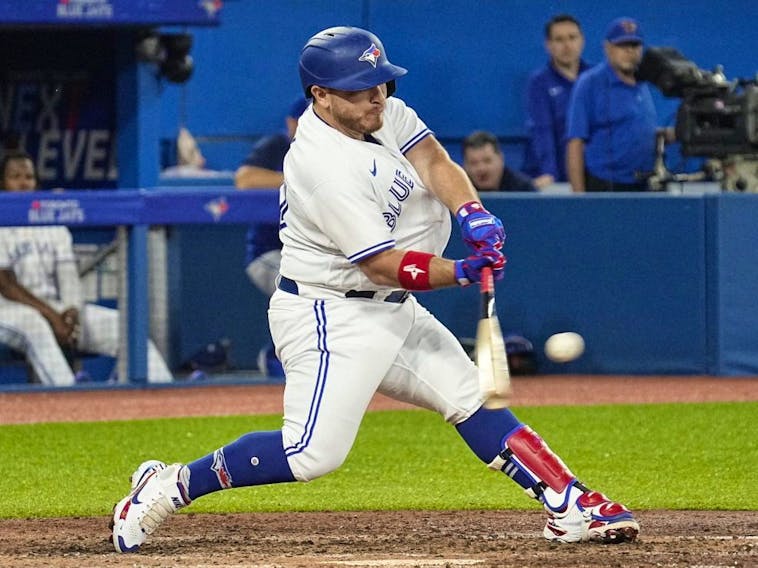 Kirk smacks pair of homers against White Sox, leading Blue Jays to sixth  win in a row