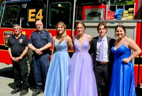 These King’s-Edgehill students arrived at prom in style — hitching a lift aboard the Windsor Fire Department’s engine. Pictured are, from left, driver Dave Miller, Chief Jamie Juteau, Megan Mattie, Maya Faucher, Joe MacLean, and Gabby Strickey.