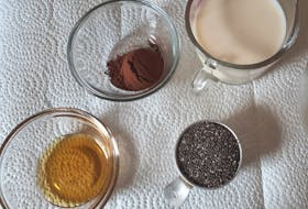 Here are the ingredients for Chia Chocolate Pudding.