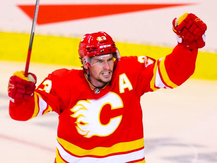Sean Monahan's 1st NHL hat trick helps Flames down Flyers