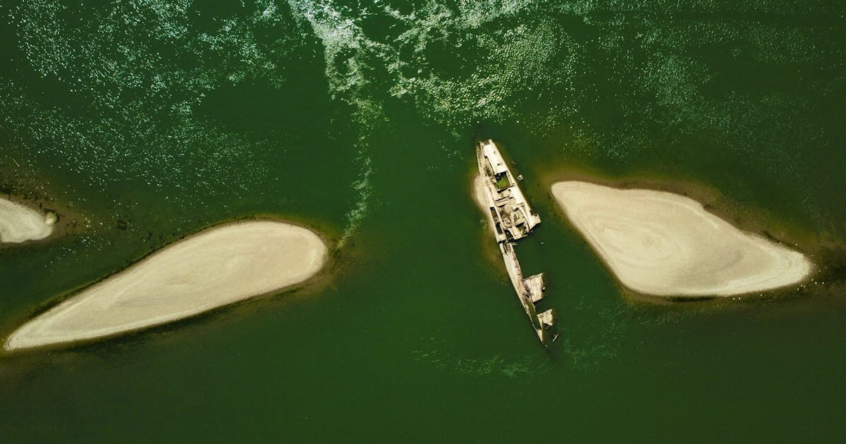 Niedrigwasser auf der Donau enthüllt versunkene deutsche Kriegsschiffe aus dem Zweiten Weltkrieg