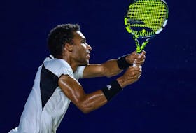 Montrealer Félix Auger-Aliassime hits a backhand against Cameron Norrie of Great Britain during the semifinals of the Mifel ATP Los Cabos Open 2022 at Cabo Sports Complex on August 05, 2022 in San José del Cabo, Mexico.
