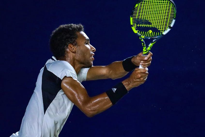 Montrealer Félix Auger-Aliassime hits a backhand against Cameron Norrie of Great Britain during the semifinals of the Mifel ATP Los Cabos Open 2022 at Cabo Sports Complex on August 05, 2022 in San José del Cabo, Mexico.