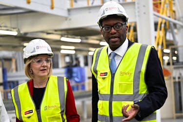 FILE PHOTO: British Prime Minister Liz Truss and Chancellor of the Exchequer Kwasi Kwarteng visit Berkeley Modular, in Northfleet, Kent, Britain, September 23, 2022. REUTERS/Dylan Martinez/Pool/File Photo  British Prime Minister Liz Truss, left, and Chancellor of the Exchequer Kwasi Kwarteng have brought down a budget that contains unfunded tax cuts, mostly to the benefit of the rich, of around $50 billion a year. REUTERS file photo/Dylan Martinez