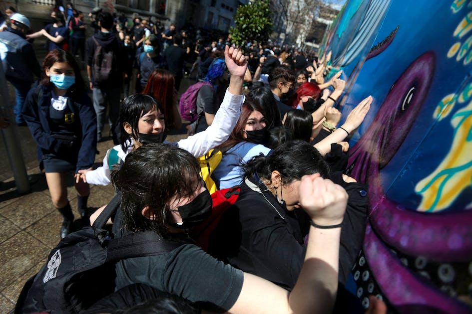 Estudiantes chilenos interrumpen el metro con protestas tras la derrota de la constitución